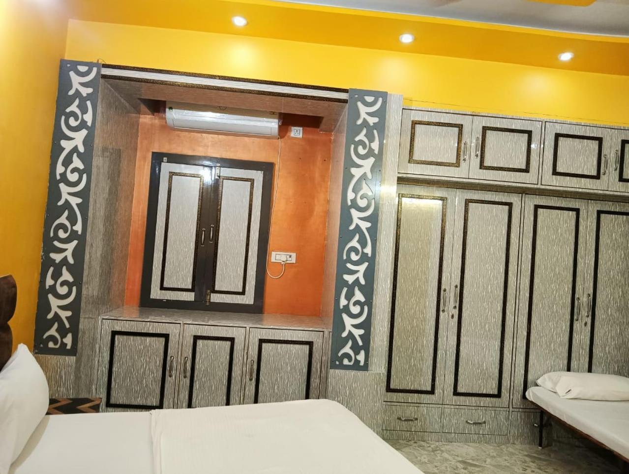 Trinetra Inn Varanasi Exterior foto