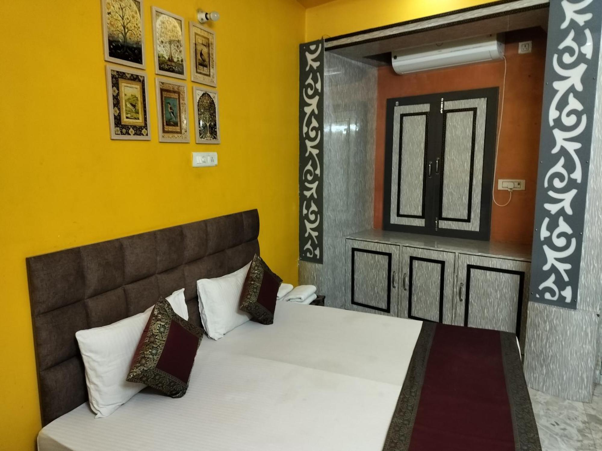 Trinetra Inn Varanasi Quarto foto